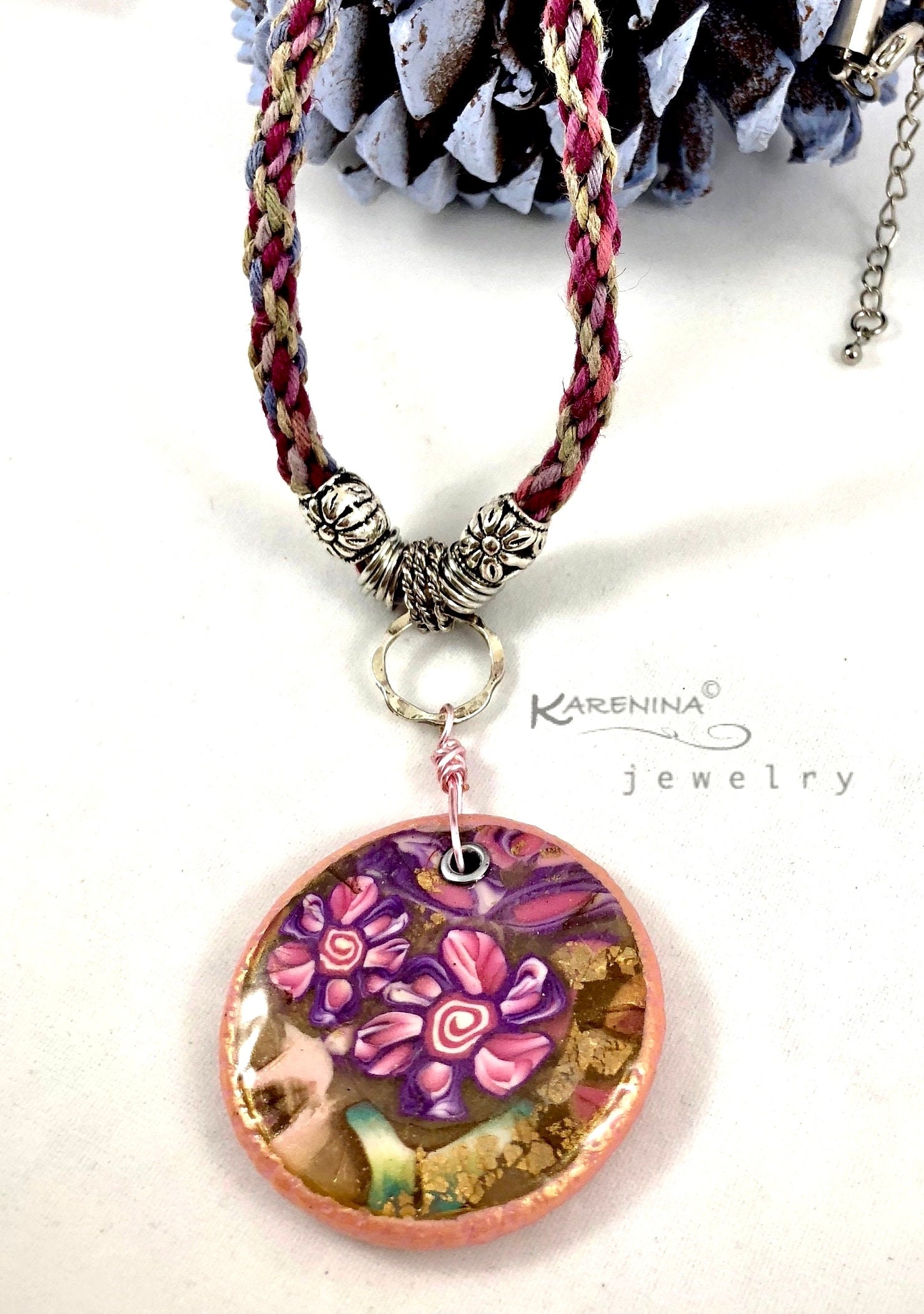 Florale Polymer Clay Anhänger Halskette Rosa Blume, Geflochtene Hanfkordel Florale Polymer Clay Anhänger Halskette Rosa Blume, Geflochtene Hanfkordel von KareninaJewelryArt