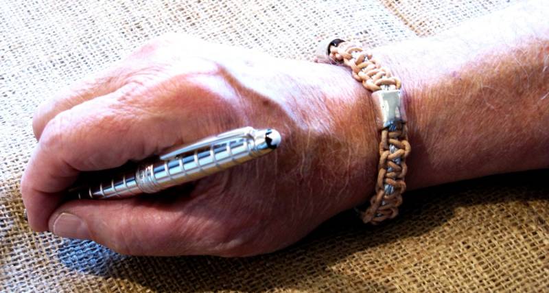 Herren Beige Leder Und Silber Makramee Armband Mit Versilberten Verzierungen Magnetverschluss, Geschenk Unter 25 Dollar Herren Beige Leder Und Silber Makramee Armband Mit Versilberten Verzierungen Magnetverschluss, Geschenk Unter 25 Dollar von KarensKreations