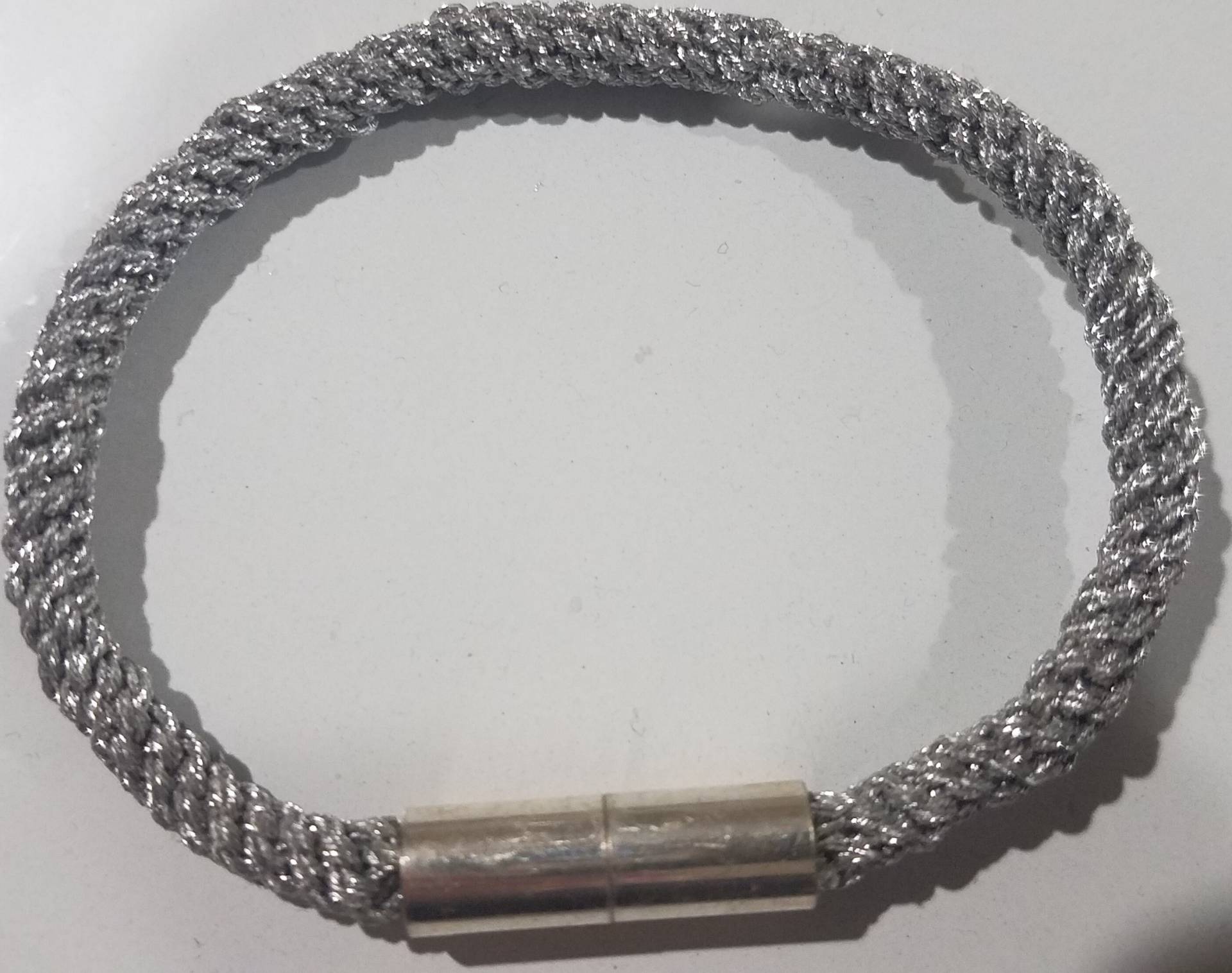 Metallic Silber Makramee Schlangen Armband Mit Silberrohr Magnetverschluss, Geschenk Unter 25 Dollar Metallic Silber Makramee Schlangen Armband Mit Silberrohr Magnetverschluss, Geschenk Unter 25 Dollar von KarensKreations