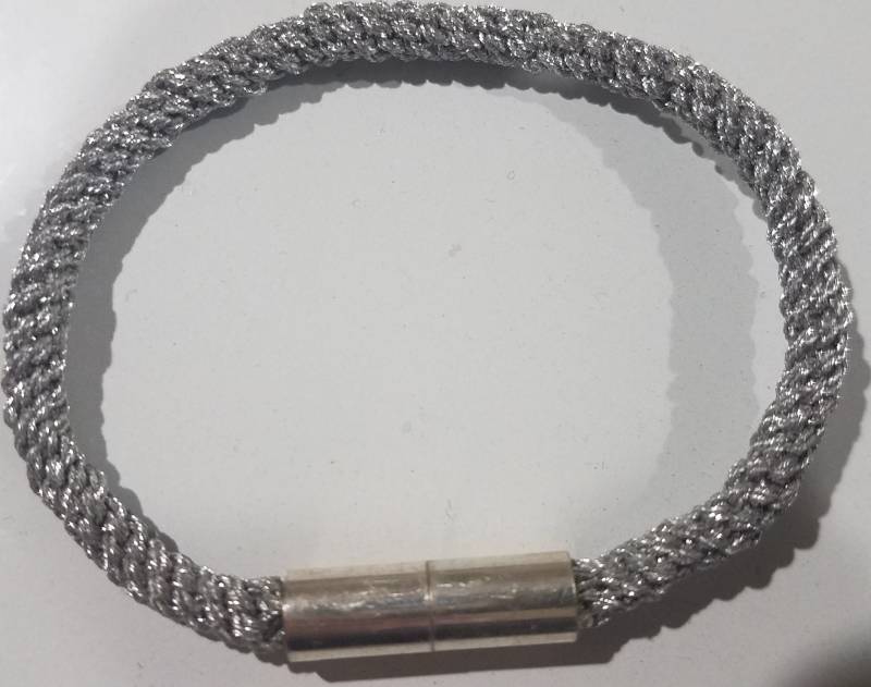 Metallic Silber Makramee Schlangen Armband Mit Silberrohr Magnetverschluss, Geschenk Unter 25 Dollar Metallic Silber Makramee Schlangen Armband Mit Silberrohr Magnetverschluss, Geschenk Unter 25 Dollar von KarensKreations