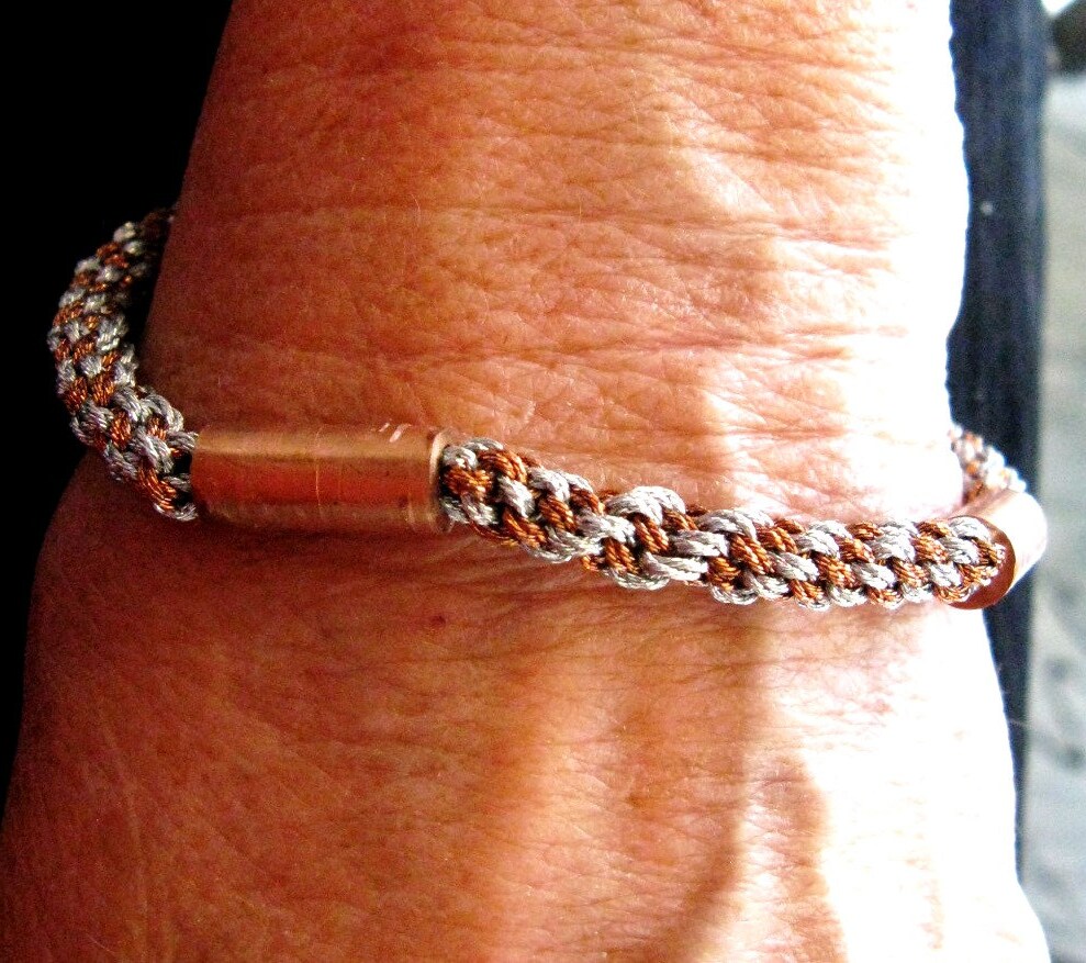 Metallic Silber Und Makramee Schlangen Armband Mit Magnetrohr Perlenverschlüssen, Geschenk Unter 25 Dollar Metallic Silber Und Makramee Schlangen Armband Mit Magnetrohr Perlenverschlüssen, Geschenk Unter 25 Dollar von KarensKreations