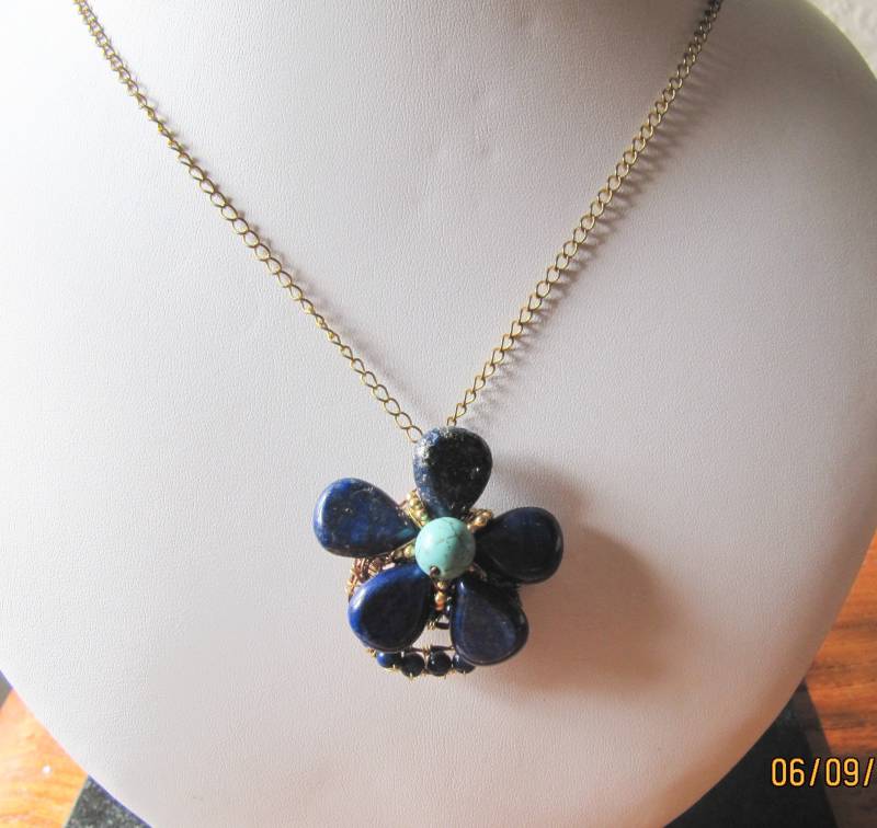 Edelstein-Anhänger, Lapis-Anhänger, Blume Halskette, Türkis Blume, Blauer Stein Anhänger, Lapis Gold-Anhänger, Blaue Blumenschmuck Edelstein-Anhänger, Lapis-Anhänger, Blume Halskette, Türkis Blume, Blauer Stein Anhänger, Lapis Gold-Anhänger, Blaue Blumenschmuck von KarensLittleGems