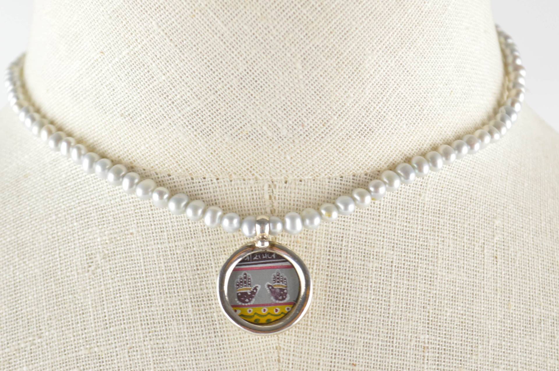 Baby Blau Süßwasser Perle Perlen Halskette Sterling Silber Gerahmt Hamsa Hand Malerei Schutz Anhänger Ooak von KariBernhardtStudio