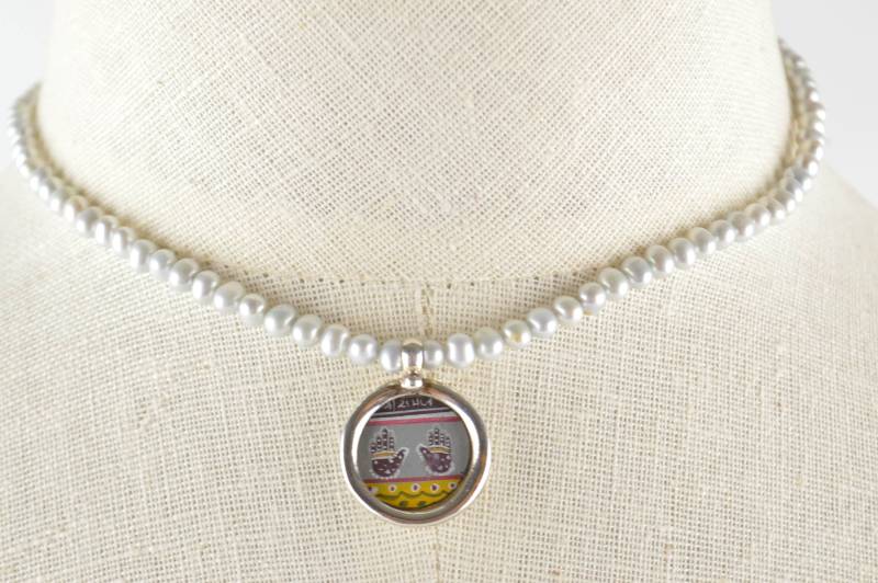 Baby Blau Süßwasser Perle Perlen Halskette Sterling Silber Gerahmt Hamsa Hand Malerei Schutz Anhänger Ooak Baby Blau Süßwasser Perle Perlen Halskette Sterling Silber Gerahmt Hamsa Hand Malerei Schutz Anhänger Ooak von KariBernhardtStudio