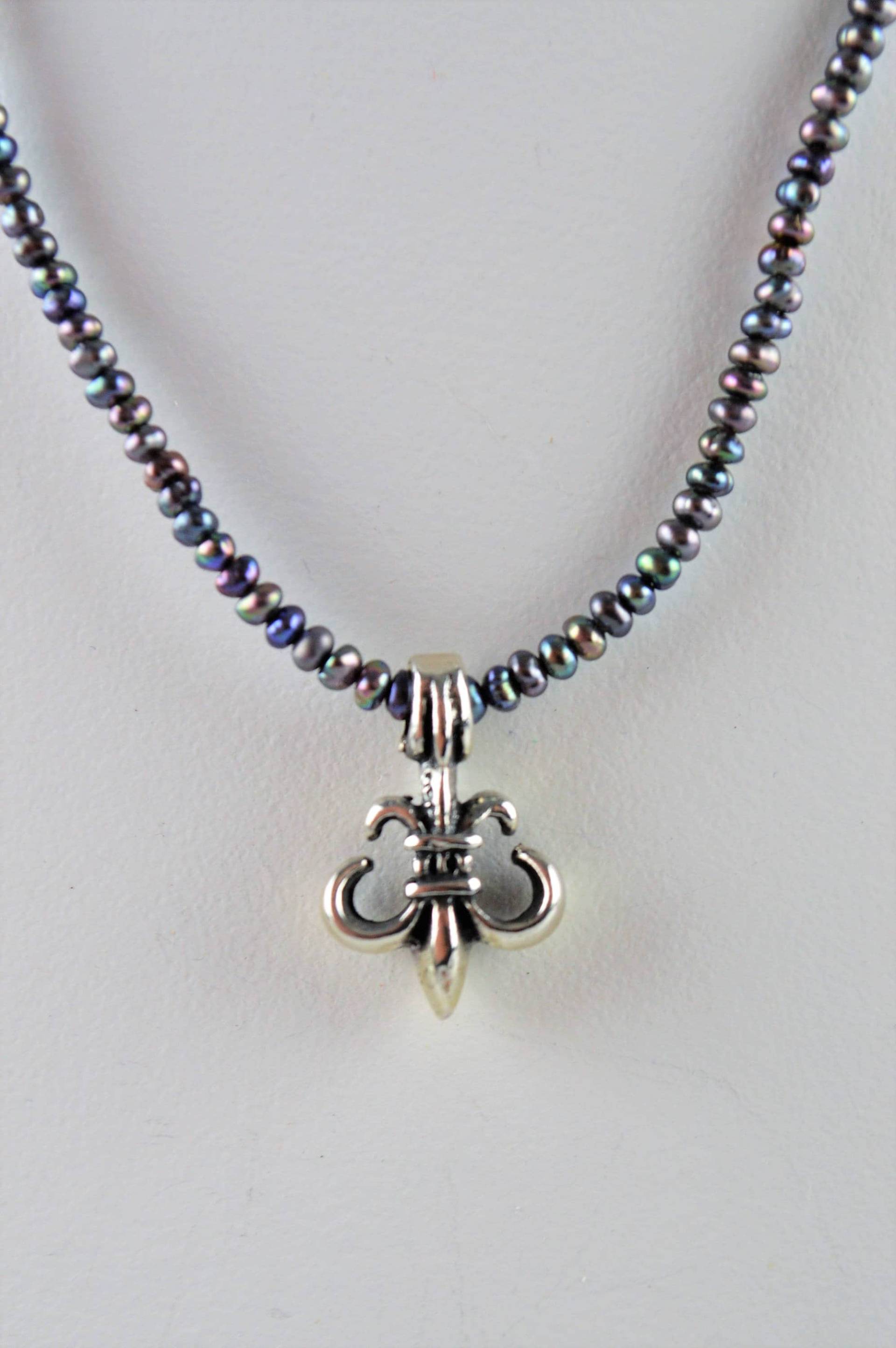 Dunkel Blau Lila Süßwasser Perle Perlen Halskette Sterling Silber Fleur De Lis Anhänger Ooak von KariBernhardtStudio