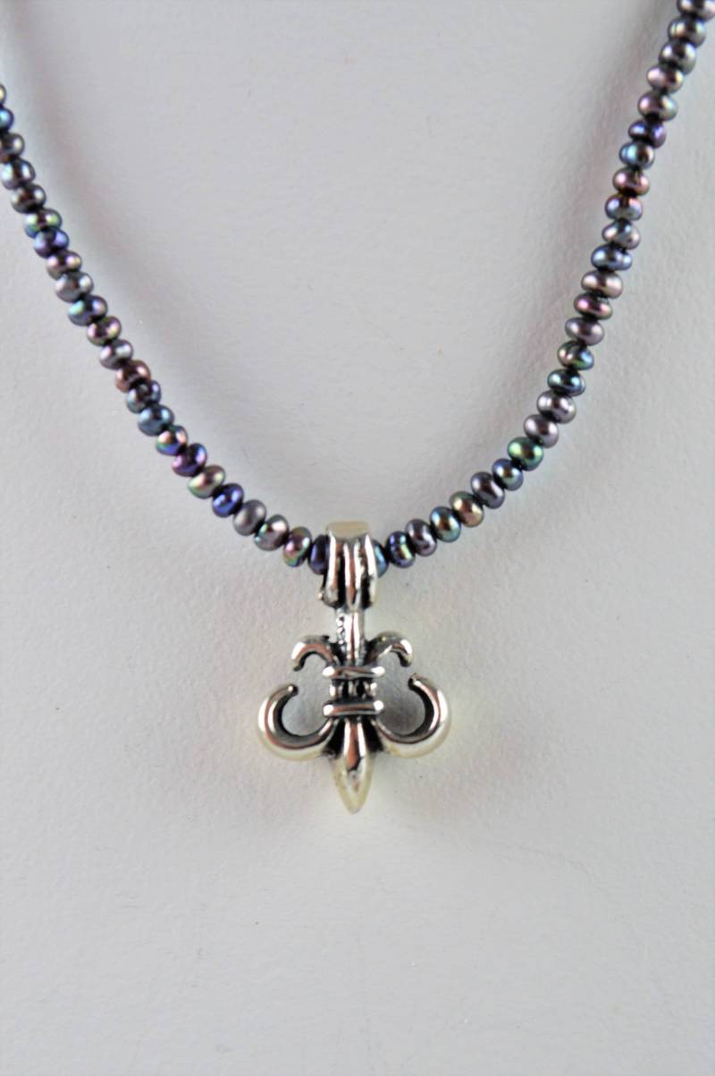Dunkel Blau Lila Süßwasser Perle Perlen Halskette Sterling Silber Fleur De Lis Anhänger Ooak Dunkel Blau Lila Süßwasser Perle Perlen Halskette Sterling Silber Fleur De Lis Anhänger Ooak von KariBernhardtStudio