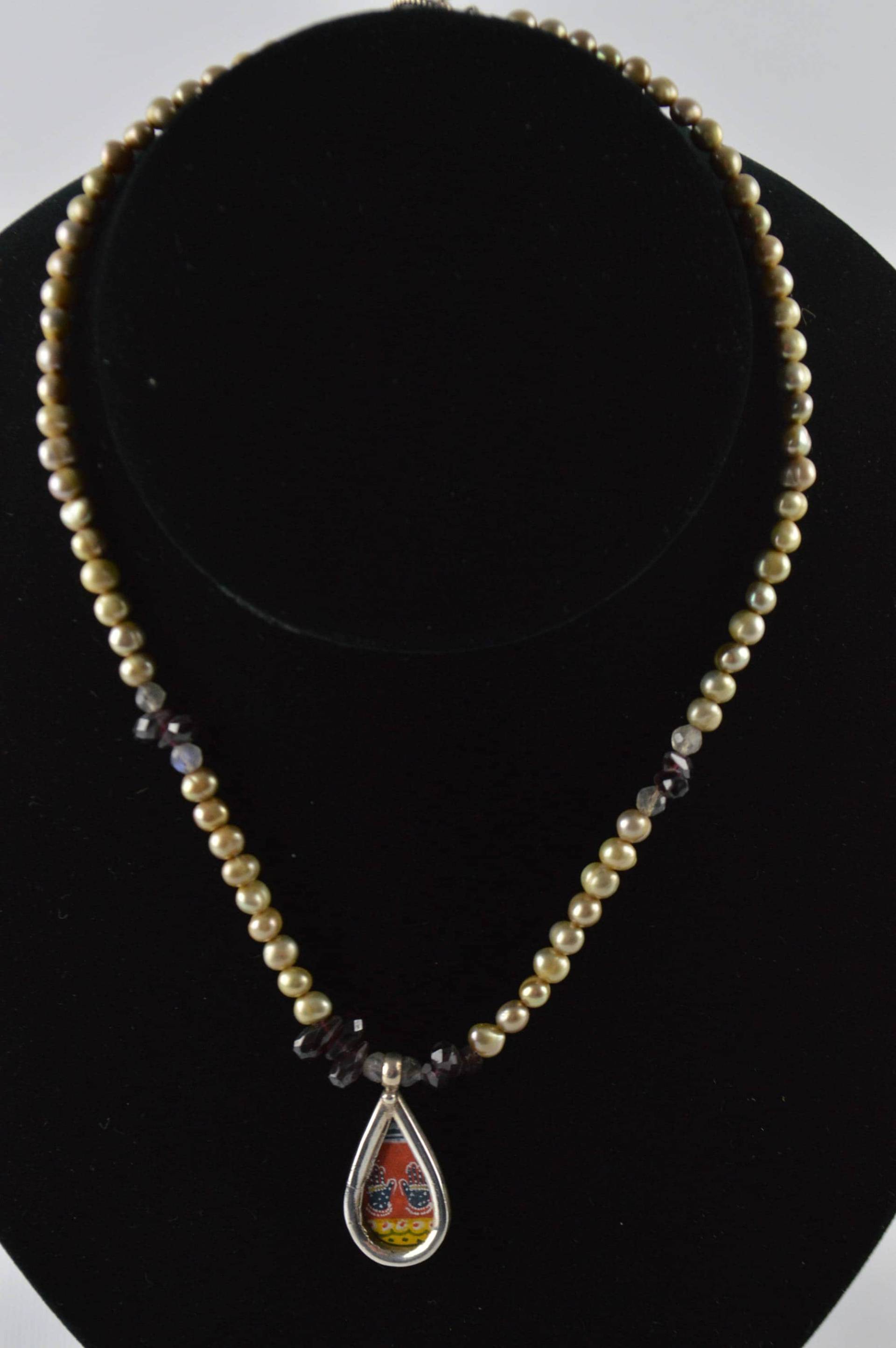 Gold Süßwasserperle Granat Perlen Halskette Sterling Silber Eingerahmt Hamsa Handmalerei Schutz Anhänger Ooak von KariBernhardtStudio