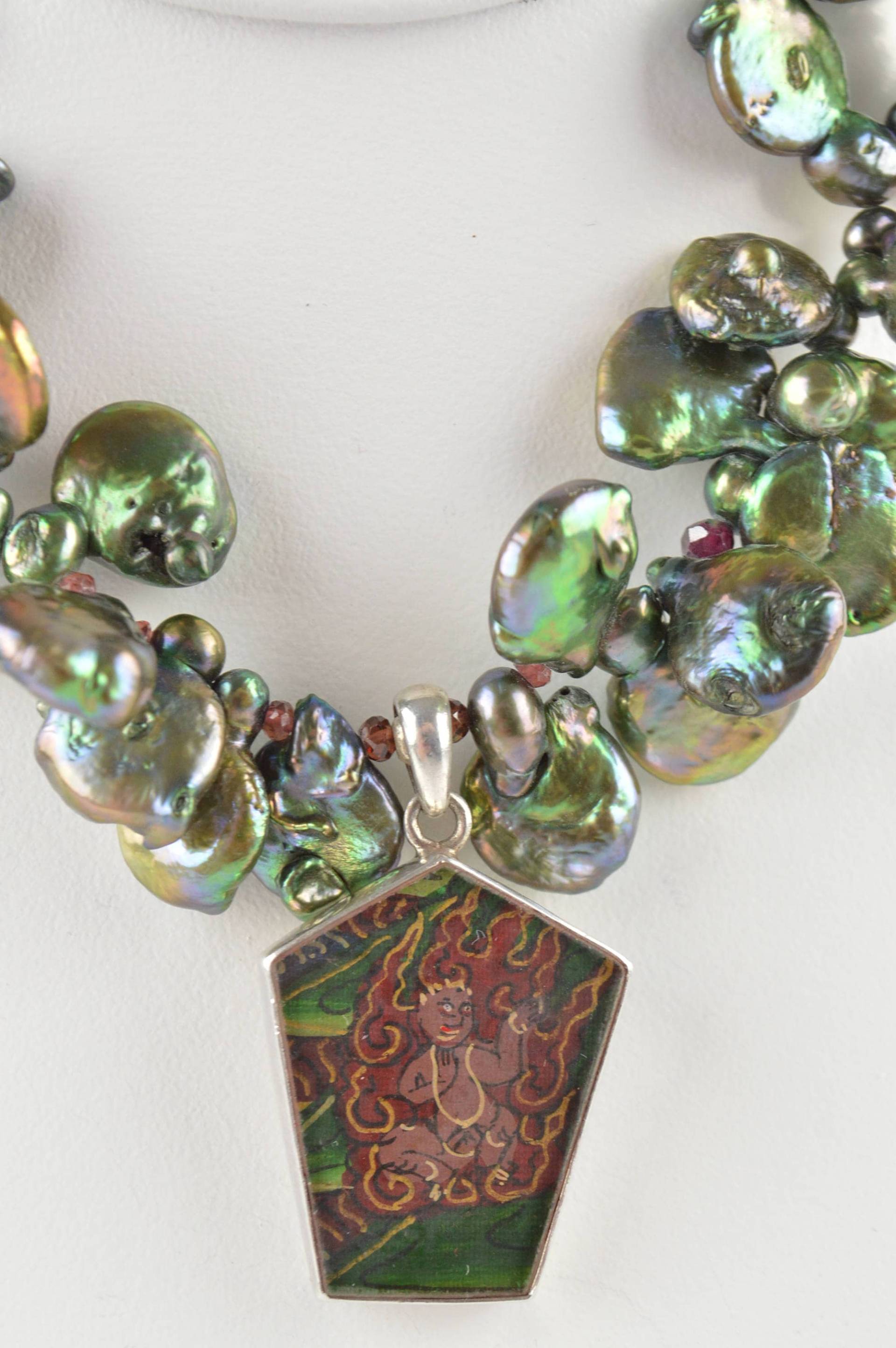 Grüne Süßwasserperle Granat Halskette Hand Bemalt Sterling Silber Feuer Gott Anhänger Ooak von KariBernhardtStudio