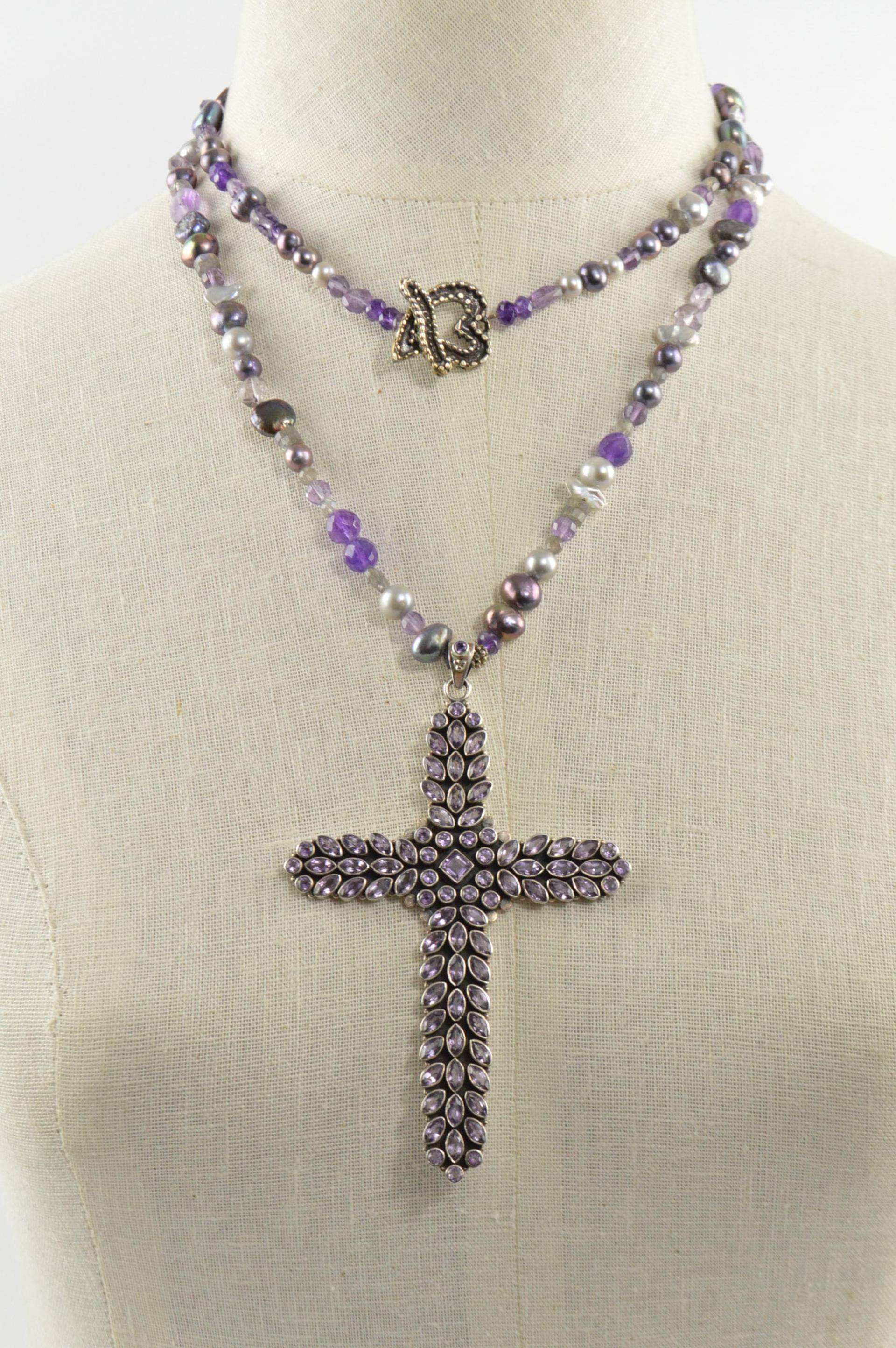 Handgefertigte Amethyst Süßwasser Perle Perlen Halskette Mit Extra Großer Maß Kreuz Anhänger von KariBernhardtStudio