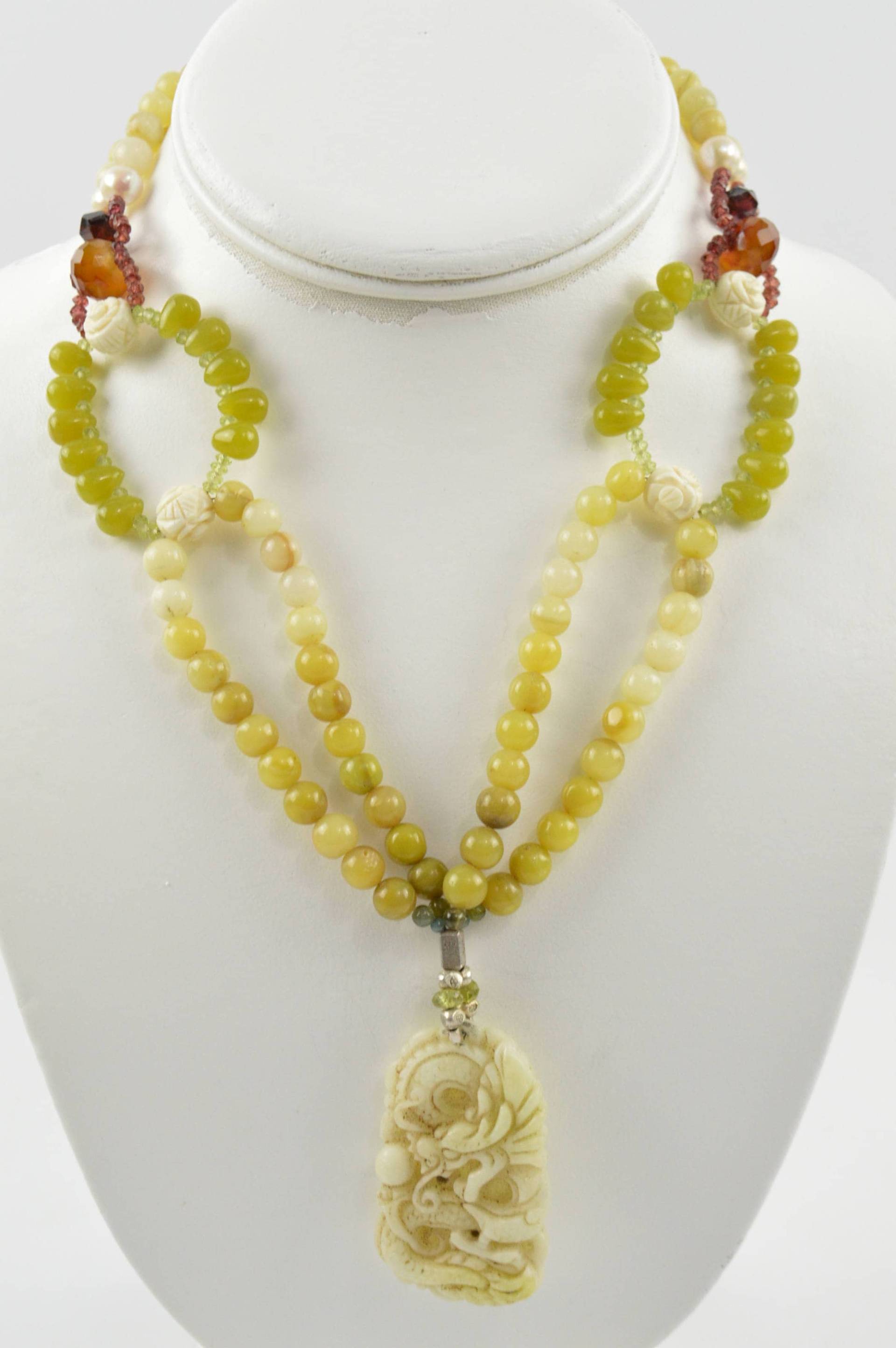 Jade Granat Peridot Perlen Mehrstrangige Halskette Mit Handgeschnitzten Alten Drachen Anhänger Ooak von KariBernhardtStudio