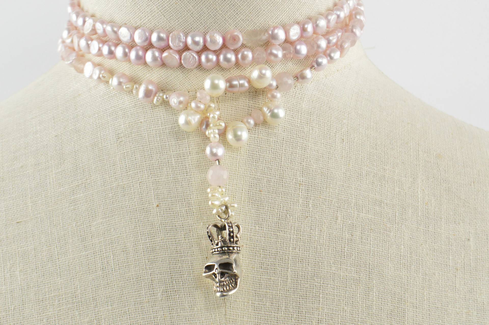 Lariat Halskette Rosa Süßwasserperle Rosenquarz Schädel Anhänger Ooak Design von KariBernhardtStudio