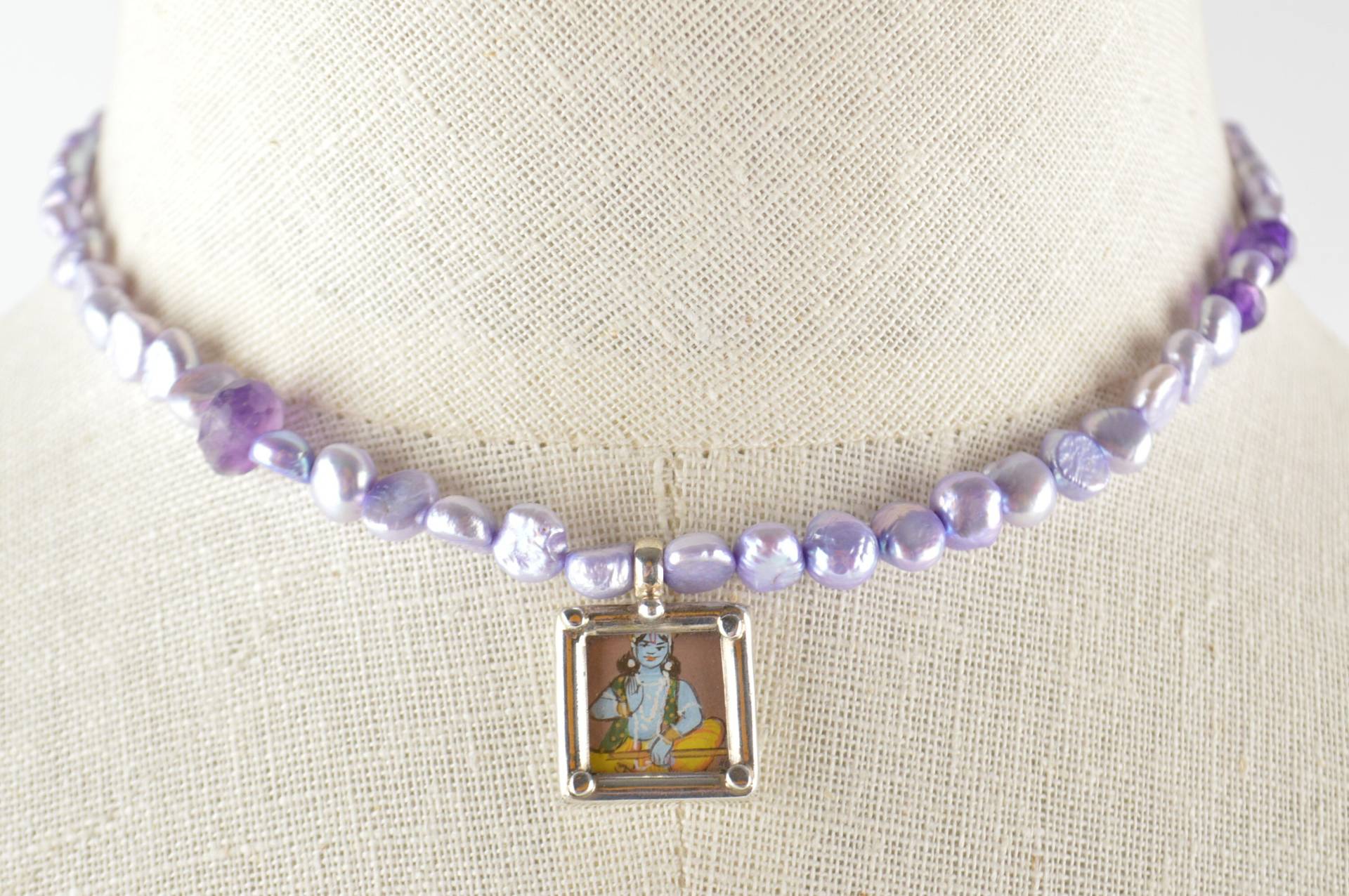 Lila Süßwasserperle Amethyst Perlen-Halskette Sterling Silber Eingerahmt Blauer Segen Buddha-Malerei Anhänger Ooak von KariBernhardtStudio