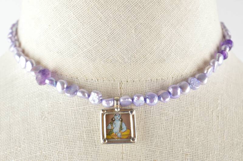 Lila Süßwasserperle Amethyst Perlen-Halskette Sterling Silber Eingerahmt Blauer Segen Buddha-Malerei Anhänger Ooak von KariBernhardtStudio