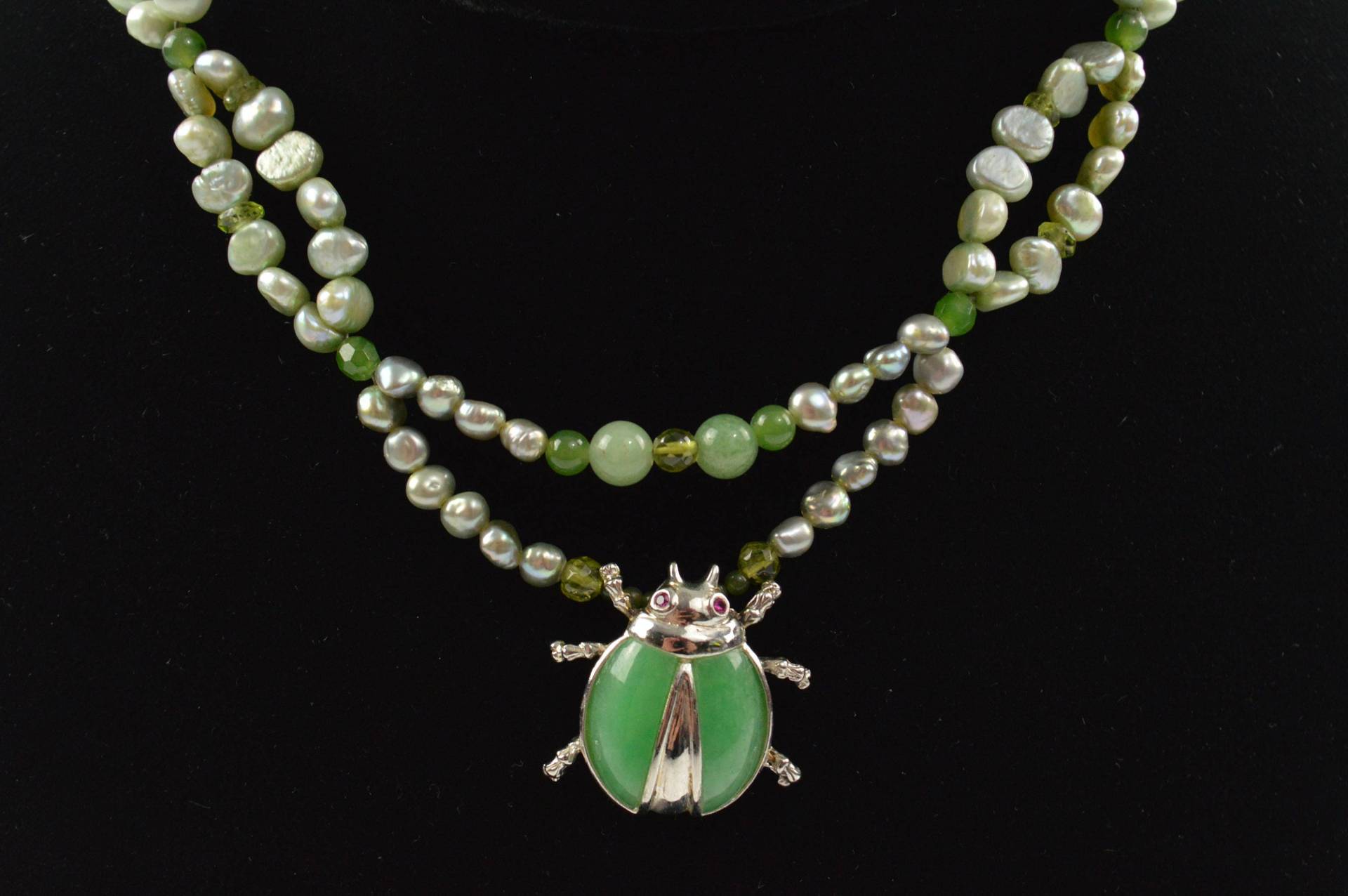 Multi-Color Halbedelstein Süßwasserperle Perlen Halskette Sterling Silber Jade Marienkäfer Anhänger Ooak von KariBernhardtStudio