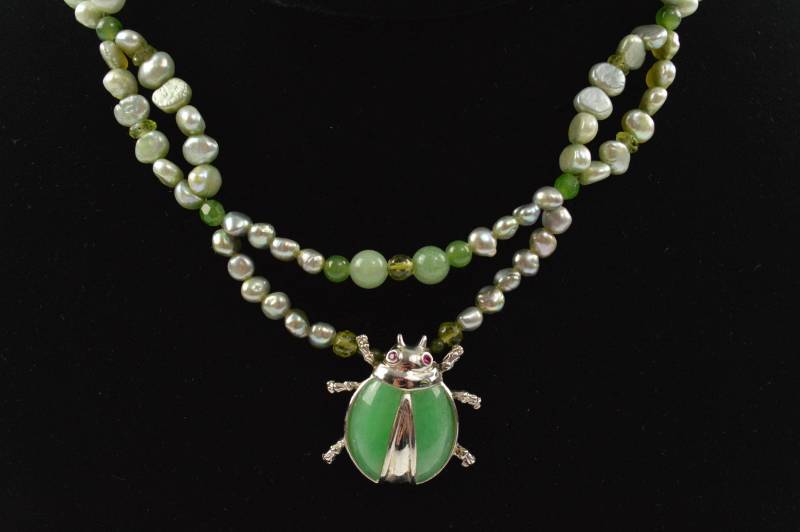 Multi-Color Halbedelstein Süßwasserperle Perlen Halskette Sterling Silber Jade Marienkäfer Anhänger Ooak von KariBernhardtStudio