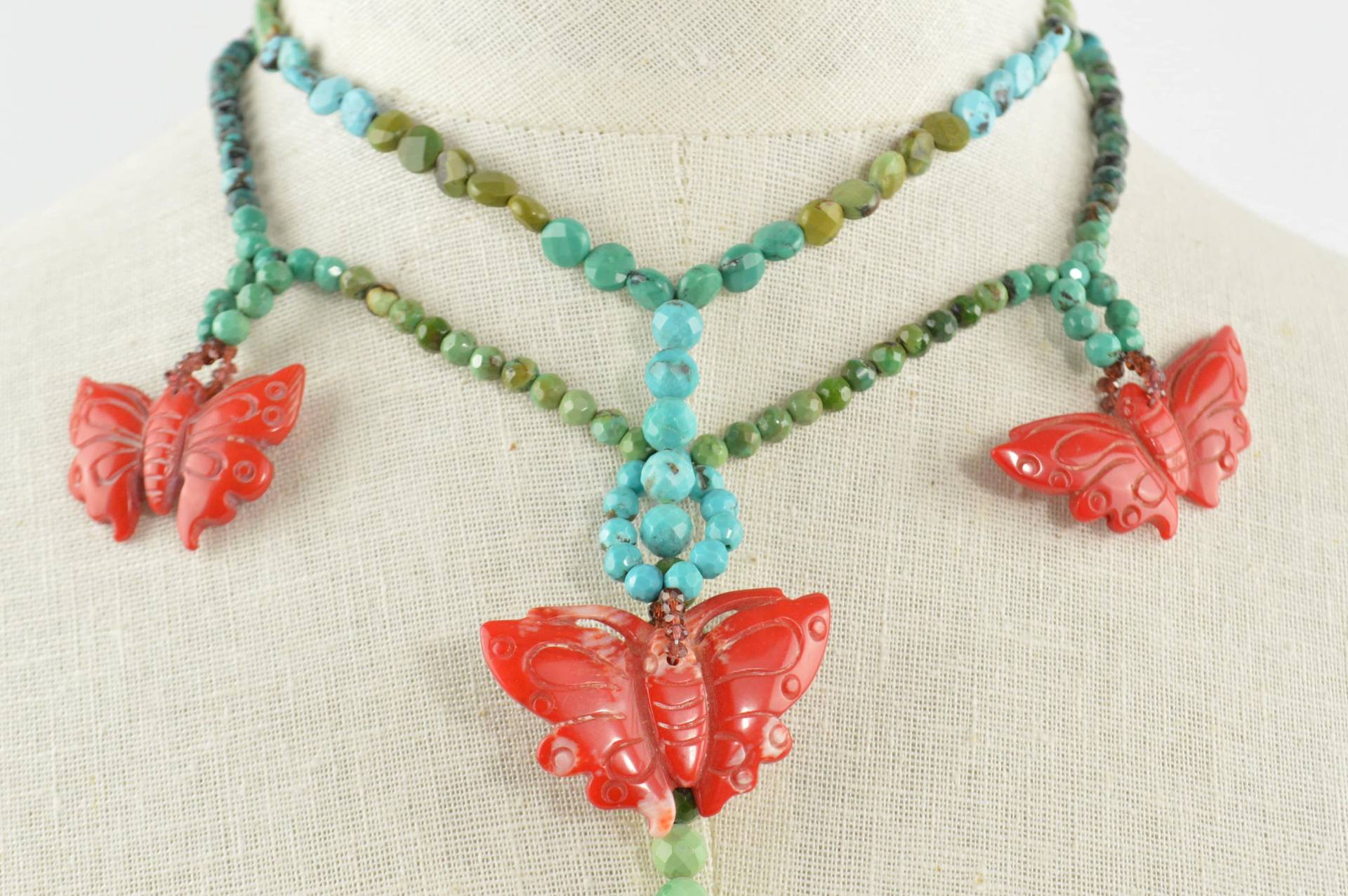 Multi-strand Perlenhalskette Mit Multi Farbige Türkis Und Rot Coral Schmetterling Anhänger Ooak Design von KariBernhardtStudio