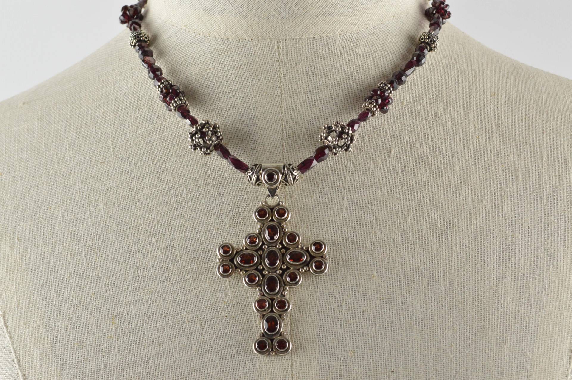 Red Granat Und Sterling Silber Halskette Mit Kreuz Anhänger Handgefertigte Fine Jewelry Beads Original von KariBernhardtStudio