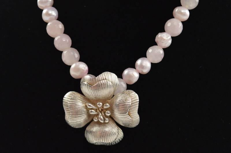 Rosenquarz Süßwasserperle Halskette Mit Handgefertigte Sterling Silber Blume Anhänger Ooak Rosenquarz Süßwasserperle Halskette Mit Handgefertigte Sterling Silber Blume Anhänger Ooak von KariBernhardtStudio