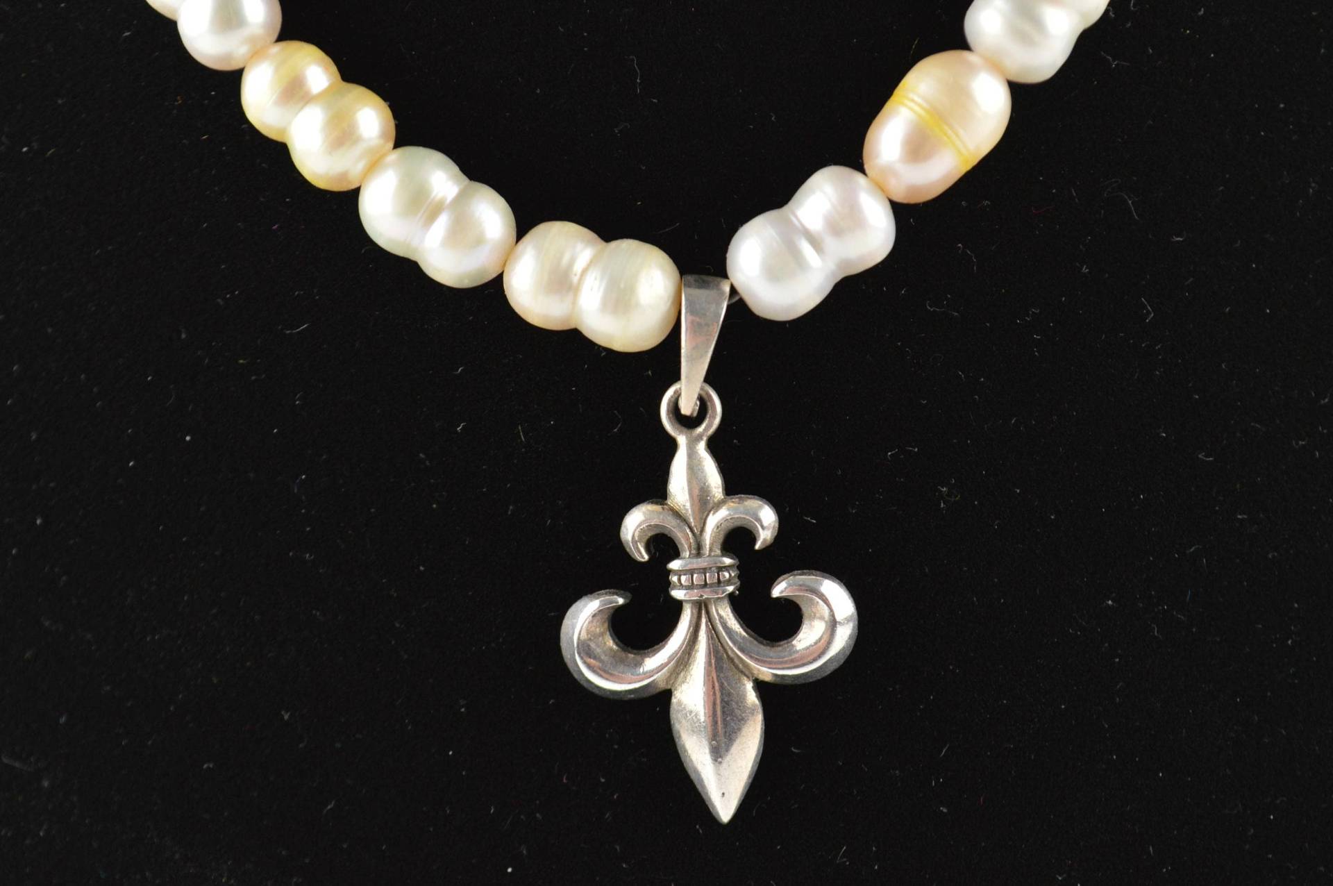 Süßwasser Weiß Gelb Perle Perlen-Halskette Sterling Silber Fleur De Lis Anhänger Ooak von KariBernhardtStudio