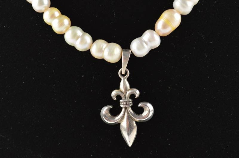 Süßwasser Weiß Gelb Perle Perlen-Halskette Sterling Silber Fleur De Lis Anhänger Ooak Süßwasser Weiß Gelb Perle Perlen-Halskette Sterling Silber Fleur De Lis Anhänger Ooak von KariBernhardtStudio