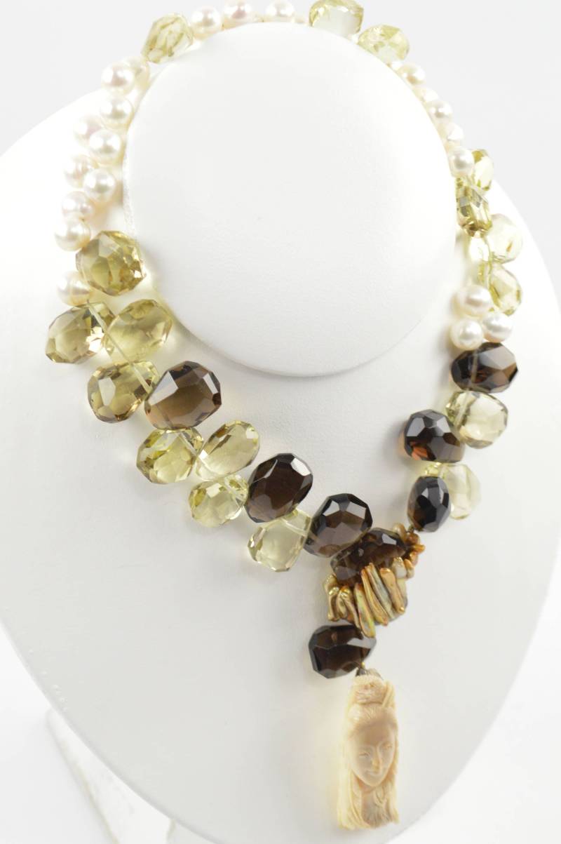 Süßwasser-Zuchtperlen Und Topas Perlen Halskette Mit Adler-Kopfschmuck Hand Geschnitzten Handwerker-Anhänger Süßwasser-Zuchtperlen Und Topas Perlen Halskette Mit Adler-Kopfschmuck Hand Geschnitzten Handwerker-Anhänger von KariBernhardtStudio