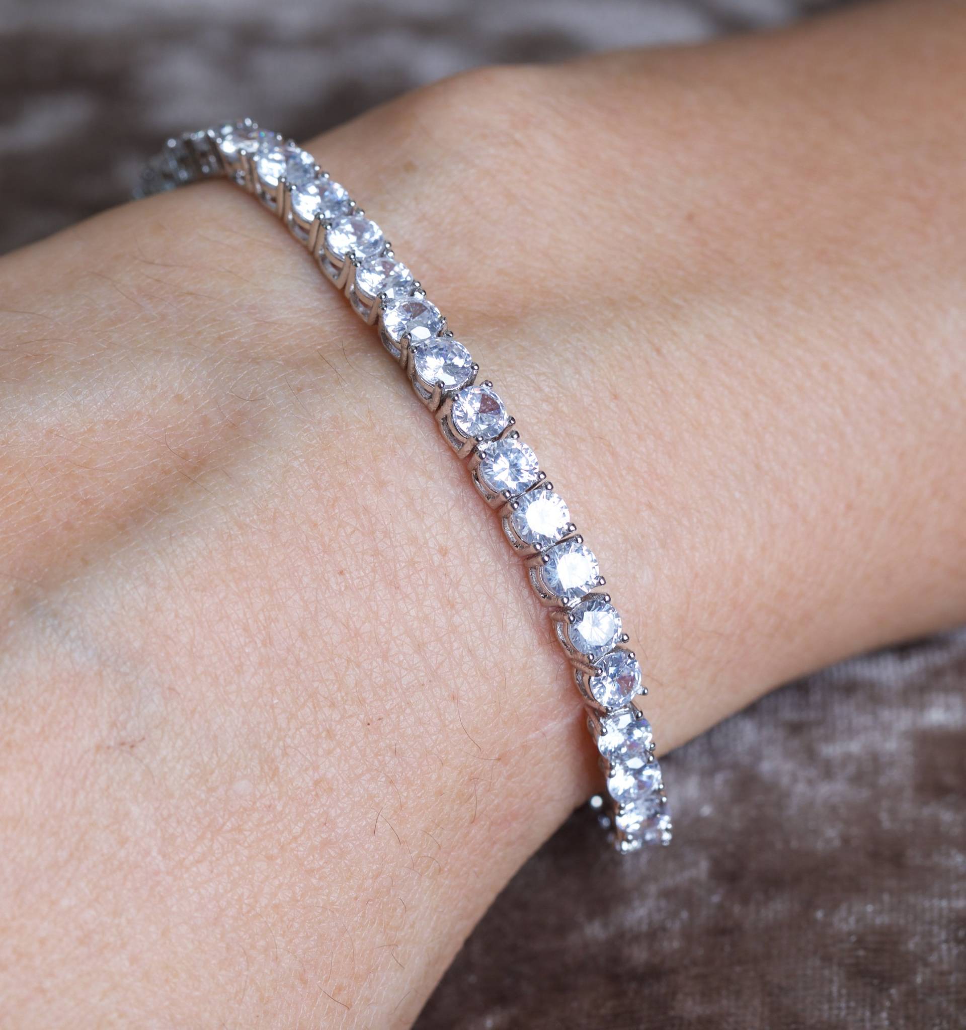 18K Weißgold Plattiert Tennis Armbänder, Riviera Stil in 3 Mm 4 Und 5 Simulierte Diamanten 5A Zirkonia 6, 5, 7 Zoll 8 Längen 18K Weißgold Plattiert Tennis Armbänder, Riviera Stil in 3 Mm 4 Und 5 Simulierte Diamanten 5A Zirkonia 6, 5, 7 Zoll 8 Längen von Kariannessecret