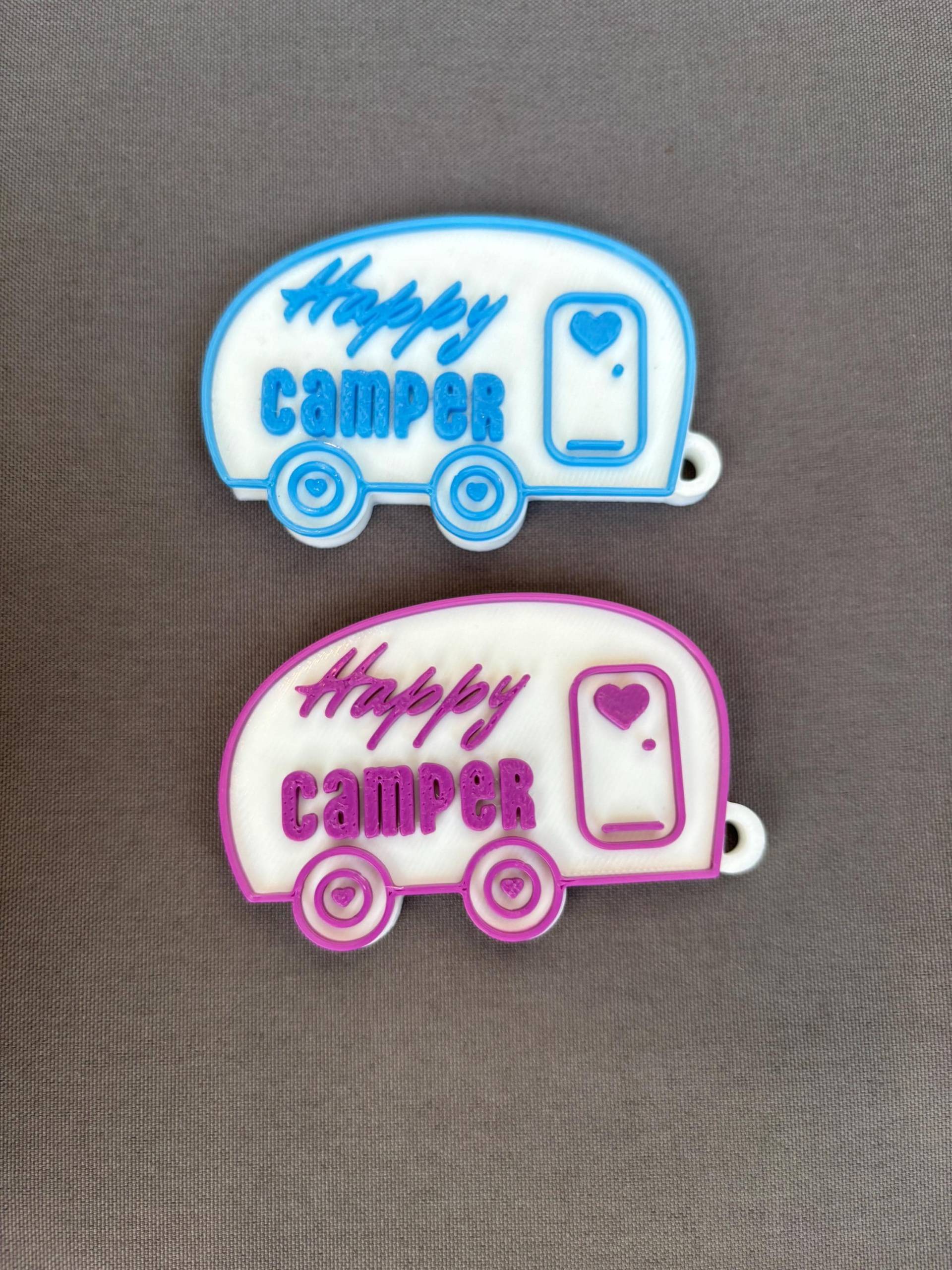Happy Camper Keychain - 3D Printed Caravan Keyring, Vanlife & Rv Gift, Camping Accessory For Outdoorsy Lovers Happy Camper Keychain - 3D Printed Caravan Keyring, Vanlife & Rv Gift, Camping Accessory For Outdoorsy Lovers von KarinasdrucktraumDE