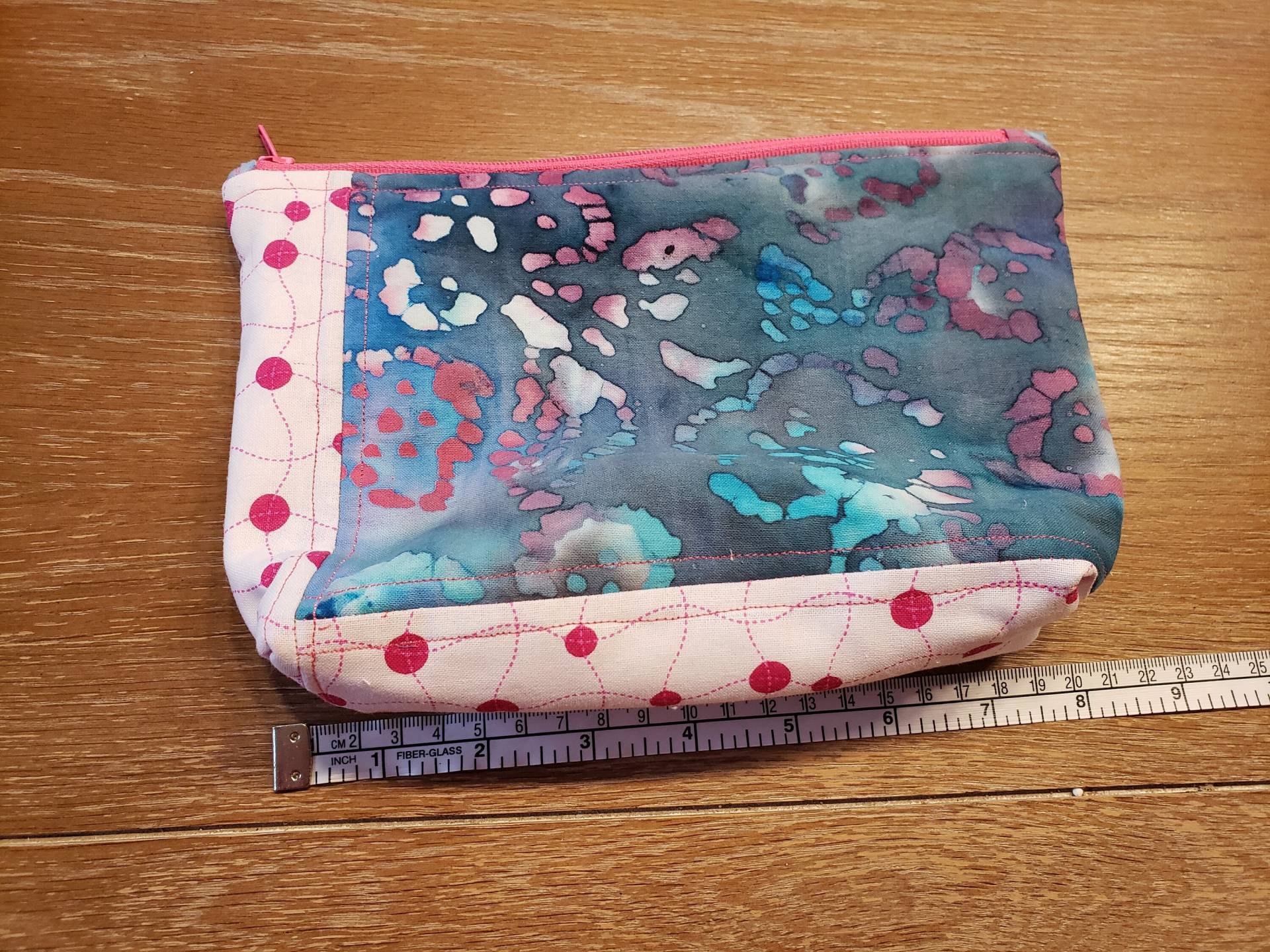 Handgemachte Reißverschluss Tasche Blau Und Rosa Batik, Mit Weißen Handgemachte Reißverschluss Tasche Blau Und Rosa Batik, Mit Weißen von KarinsColorPatch
