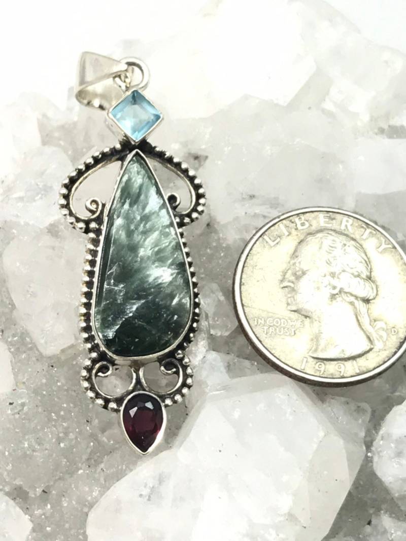 Abbildung Schöner Seraphinit Und Kristall Anhänger von KarinsForgottenTreas