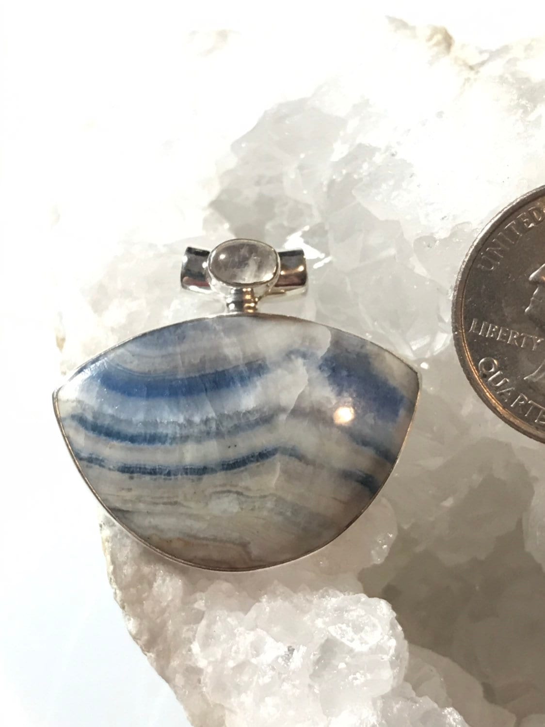 Abgabe Blauer Scheelit Und Mondstein Anhänger von KarinsForgottenTreas