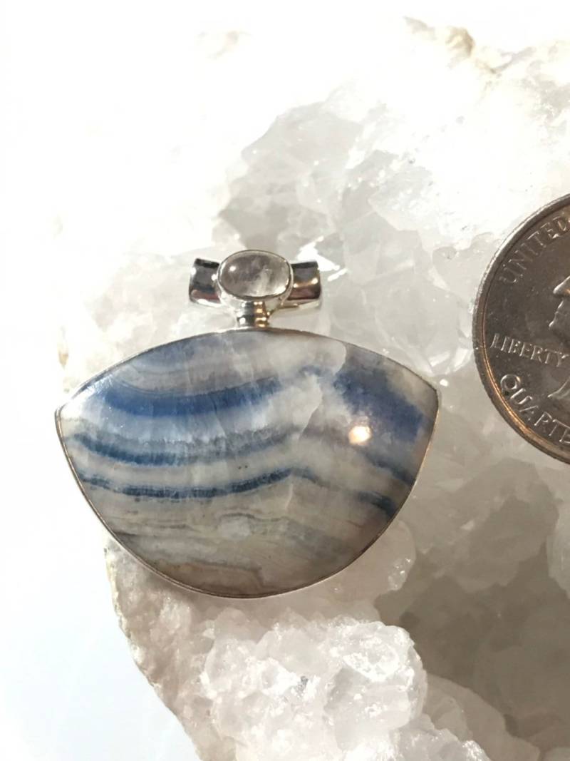 Abgabe Blauer Scheelit Und Mondstein Anhänger von KarinsForgottenTreas