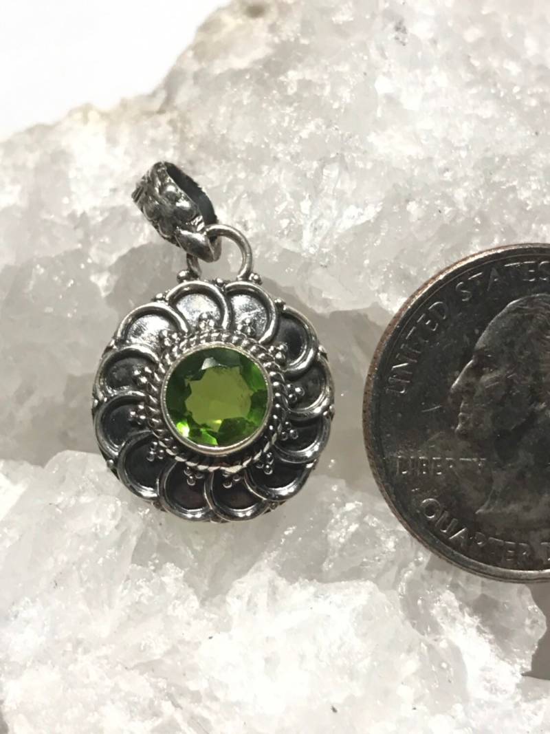 Abstand Grüner Kristall Anhänger von KarinsForgottenTreas