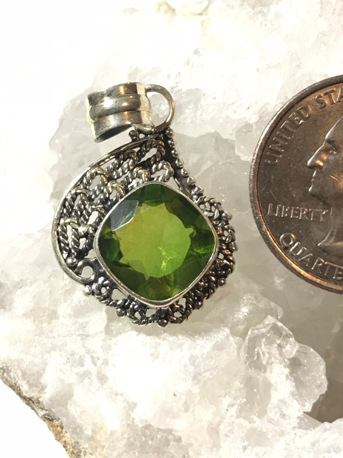 Abstand Grüner Kristall Anhänger von KarinsForgottenTreas