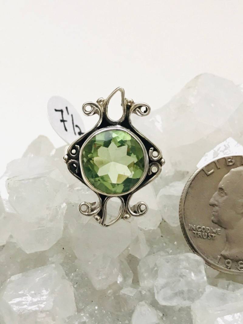 Abstand Grüner Kristall Ring, Größe 7 1/2 von KarinsForgottenTreas