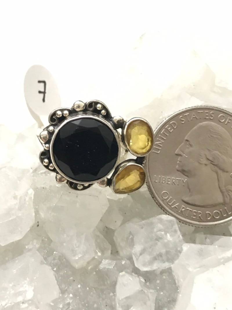 Abstand Schwarz Und Gelb Kristall Ring, Size 7 von KarinsForgottenTreas