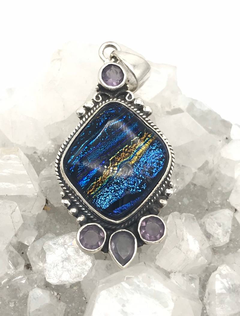 Abstand Wunderschöner Dichroic Glas - Und Kristallanhänger von KarinsForgottenTreas