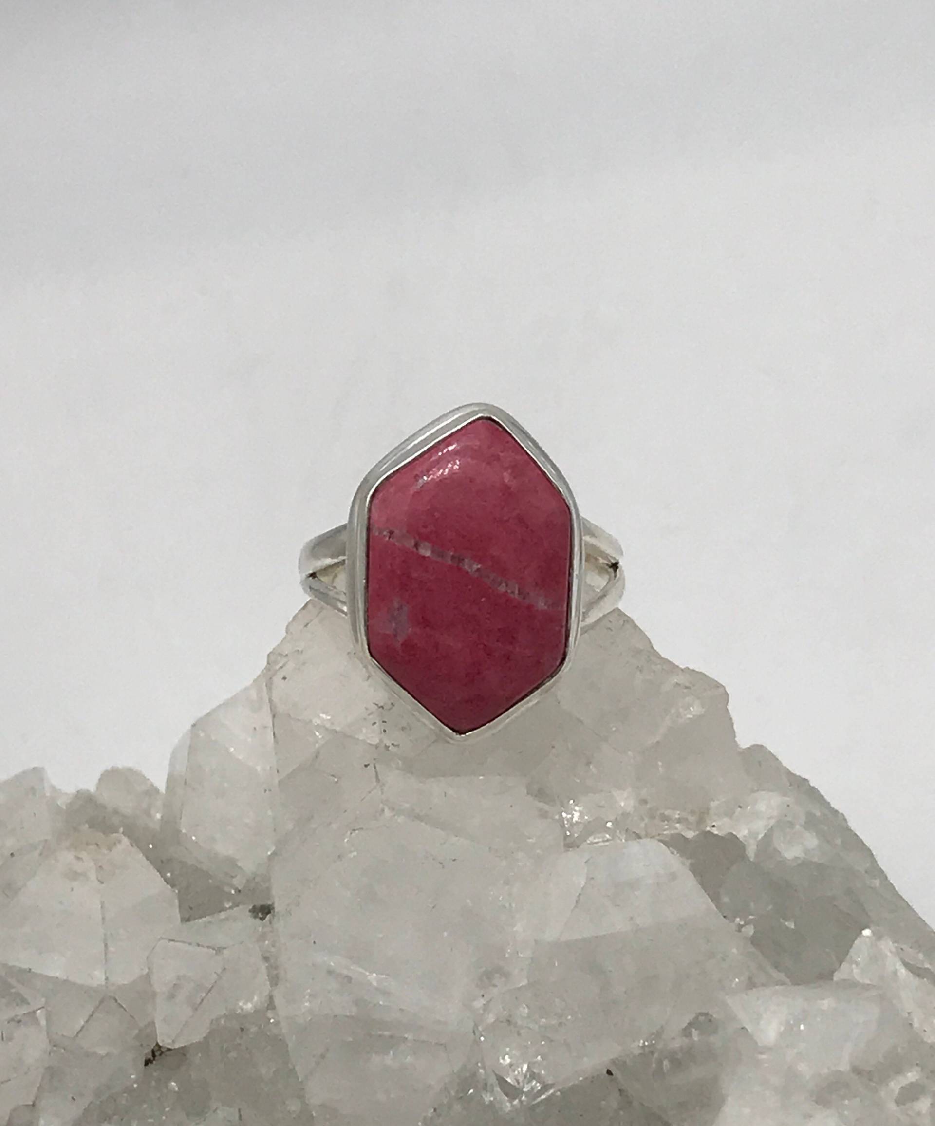 Abstrakter Rosa Thulit Ring, Größe 25cm von KarinsForgottenTreas