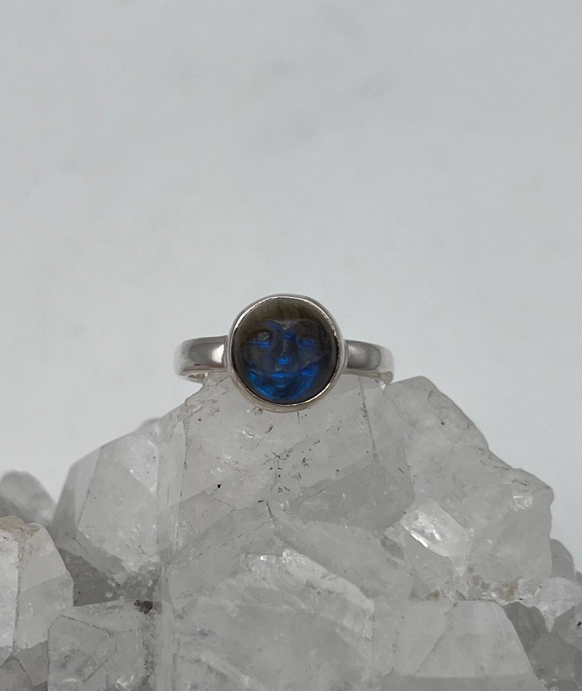 Blauer Labradorit Geschnitzter Buddha Ring, Größe 5 1/2 von KarinsForgottenTreas