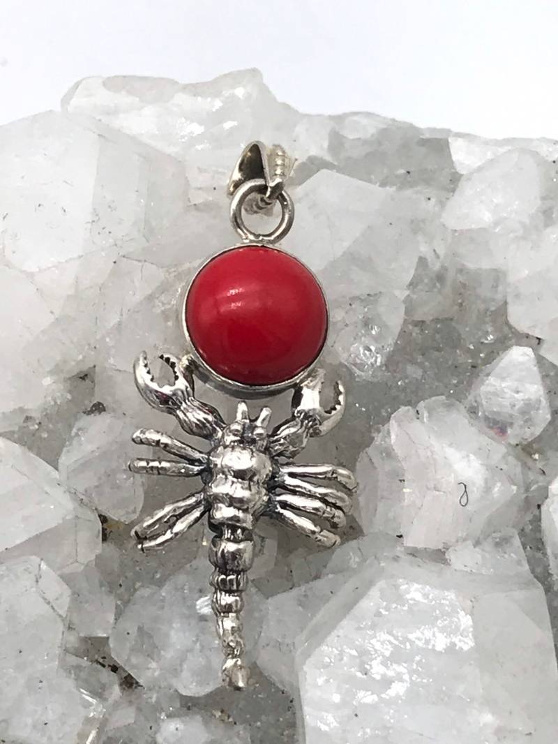 Clearance Faux Rote Koralle Skorpion Anhänger von KarinsForgottenTreas