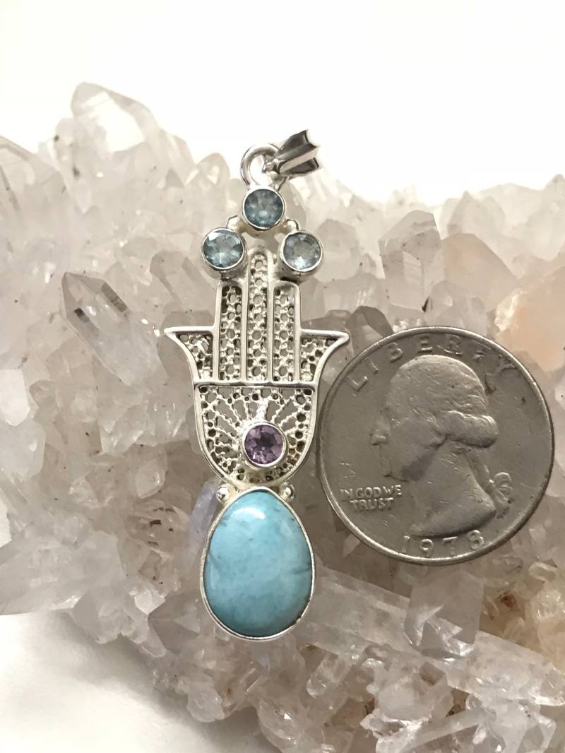 Clearance Hamsa Hand Larimar Und Blautopas Anhänger von KarinsForgottenTreas