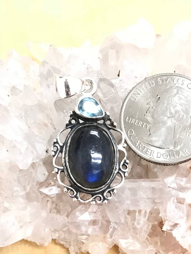 Clearance Labradorit Und Blauer Kristall Anhänger von KarinsForgottenTreas