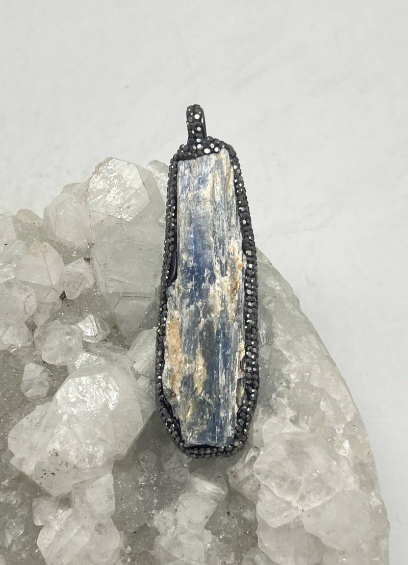 Clearance Roher Kyanit Anhänger von KarinsForgottenTreas