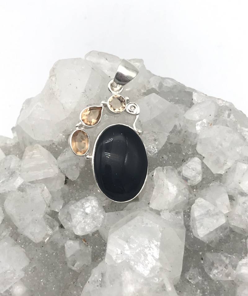 Clearance Schöner Schwarzer Onyx Und Kristall Anhänger von KarinsForgottenTreas