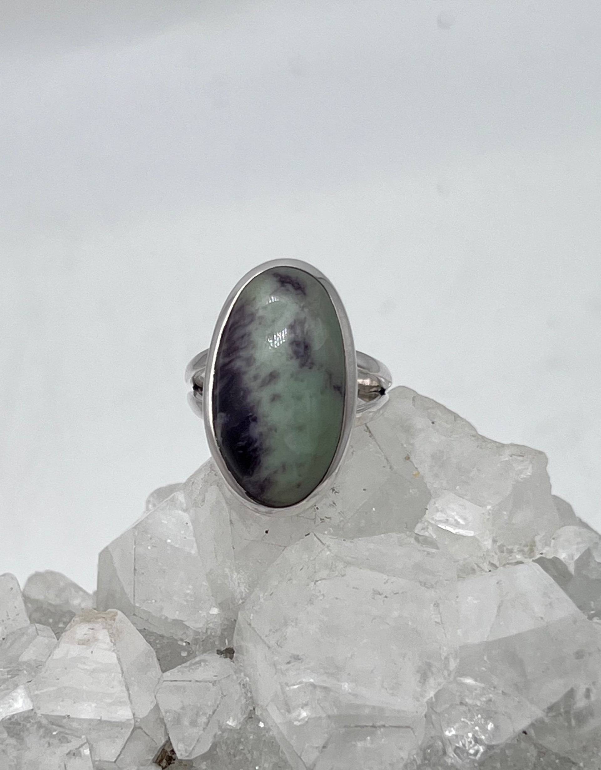 Einzigartiger Kammererit Ring, Größe 5 1/2 von KarinsForgottenTreas