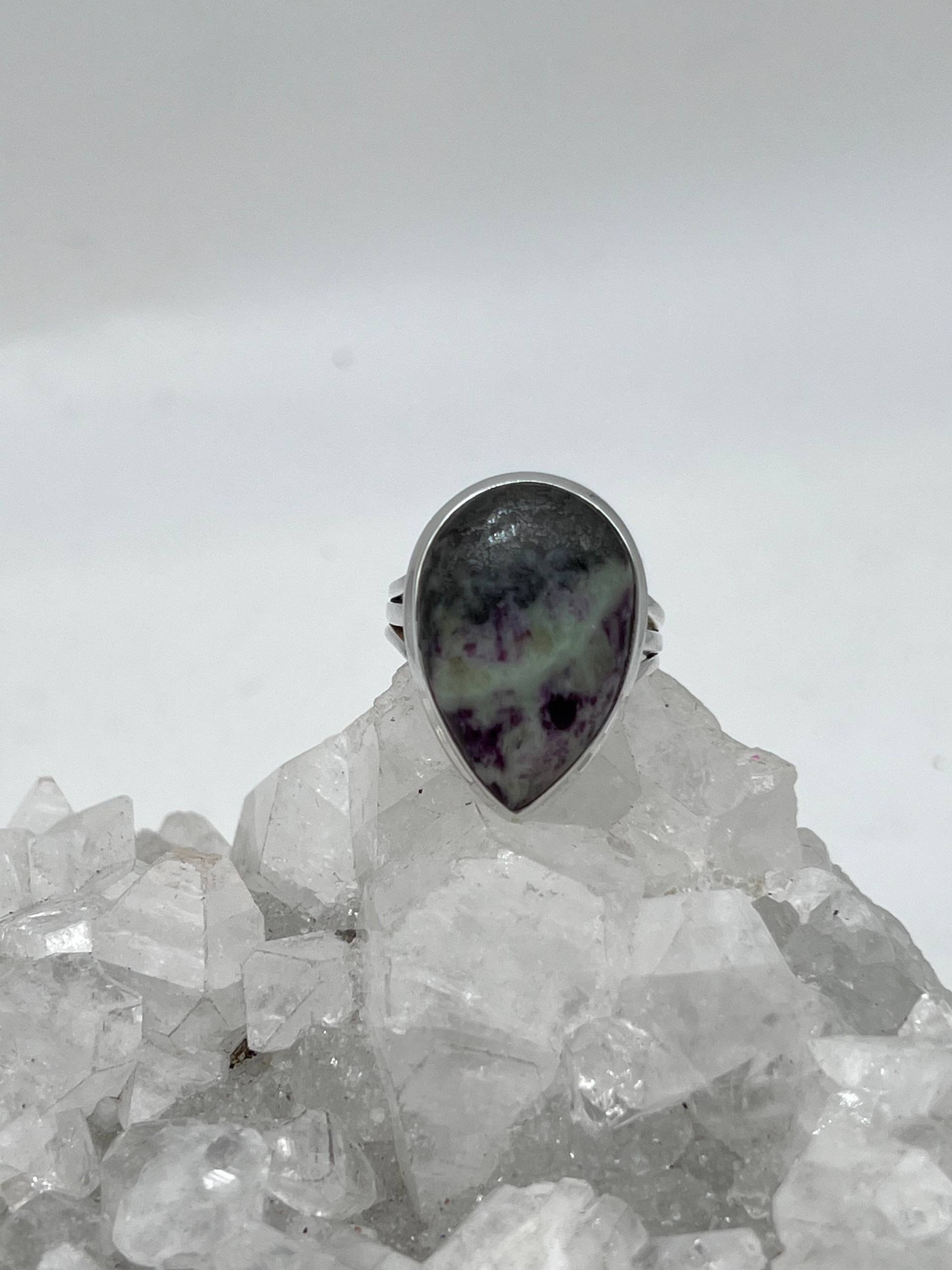 Einzigartiger Kammererit-Ring, Größe 8 von KarinsForgottenTreas