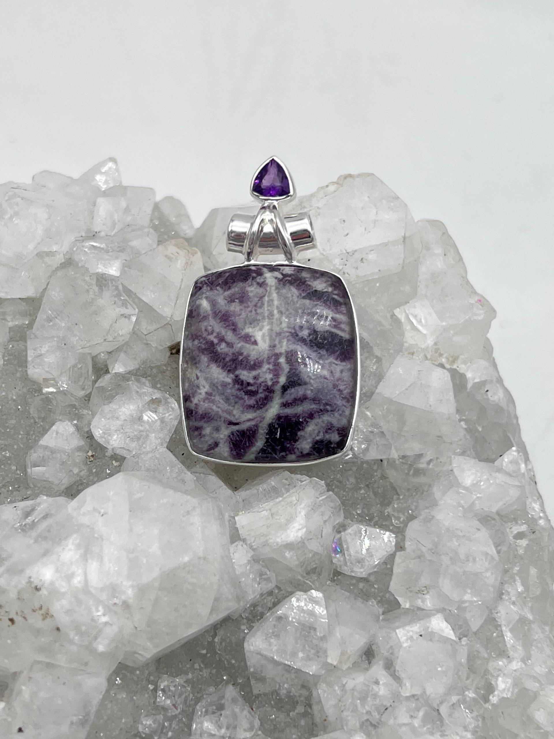 Einzigartiger Kammererit Und Amethyst Anhänger von KarinsForgottenTreas