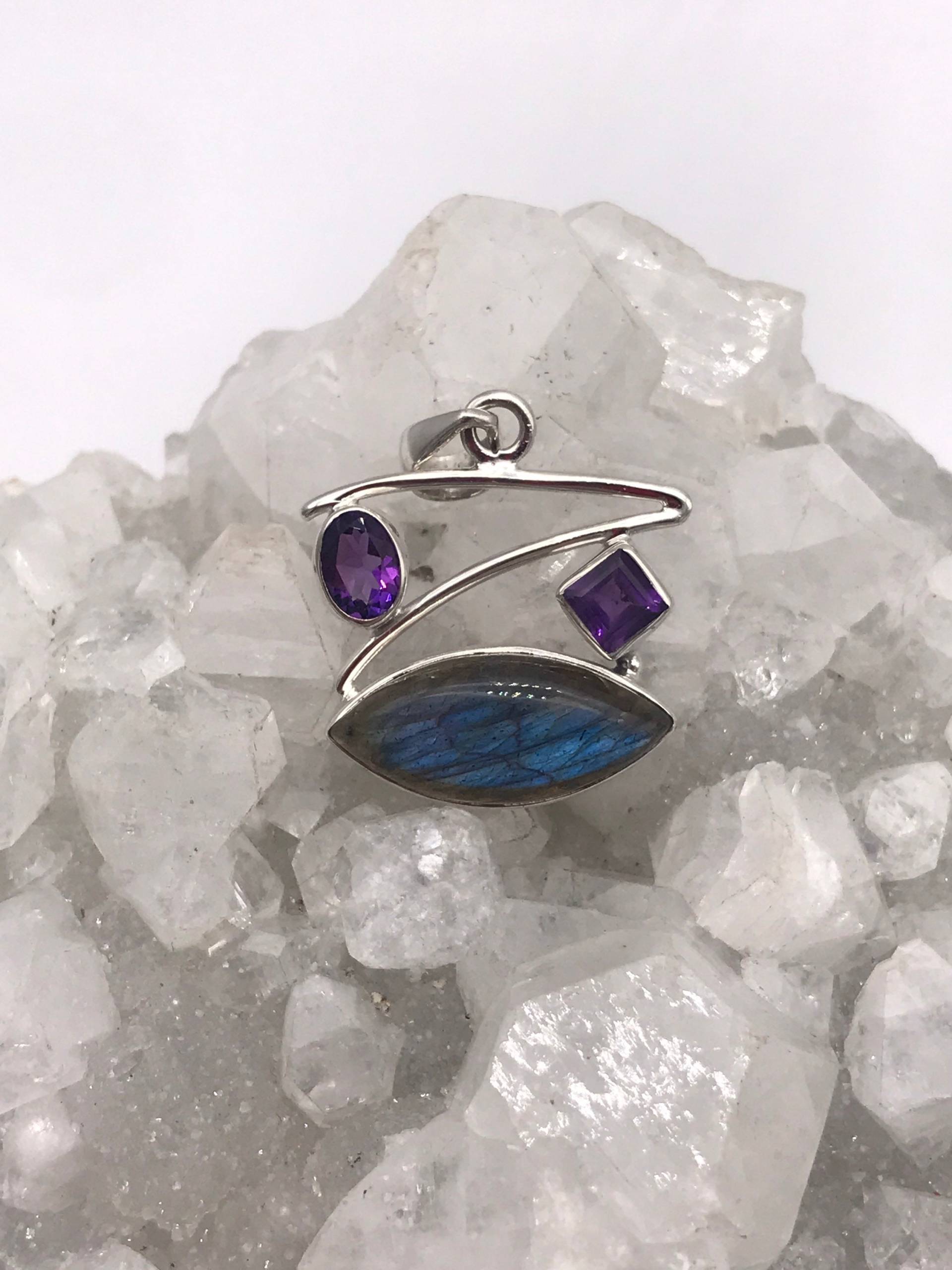 Labradorit Und Amethyst Anhänger von KarinsForgottenTreas