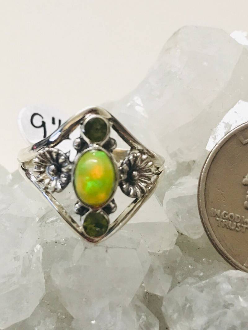 Opal Und Peridot Ring, Größe 9 1/2 von KarinsForgottenTreas