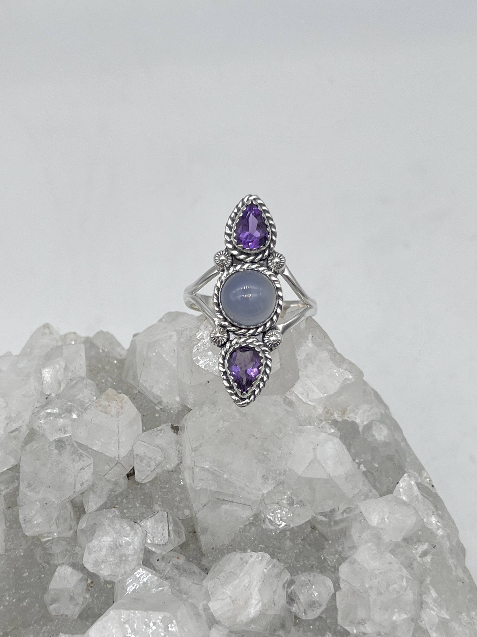 Ring Mit Blauem Chalcedon Und Amethyst, Größe 33 cm von KarinsForgottenTreas