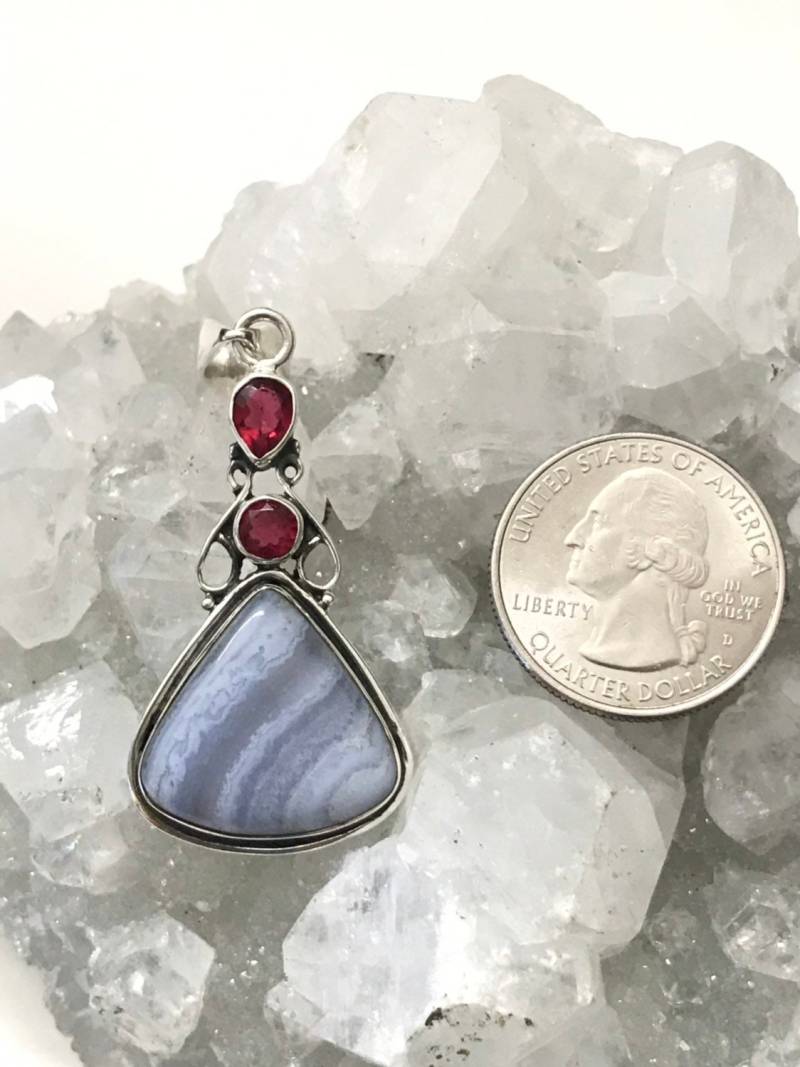 Schöner Blauer Spitzen Achat Und Kristall Anhänger von KarinsForgottenTreas